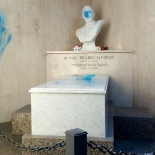 Atacaron el mausoleo de Raúl Alfonsín en el cementerio de Recoleta