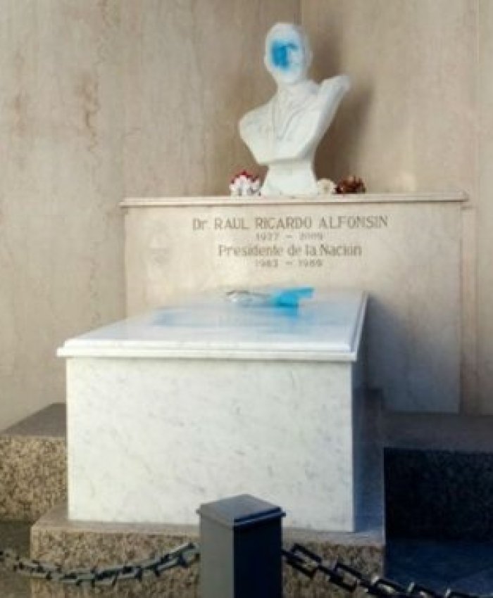 Atacaron el mausoleo de Raúl Alfonsín en el cementerio de Recoleta
