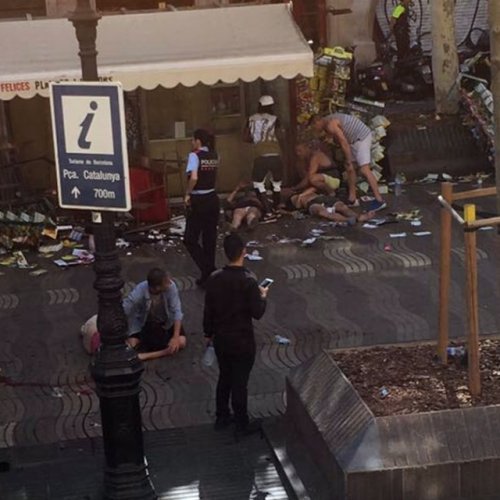 Una camioneta atropelló a varias personas en La Rambla de Barcelona: dos muertos