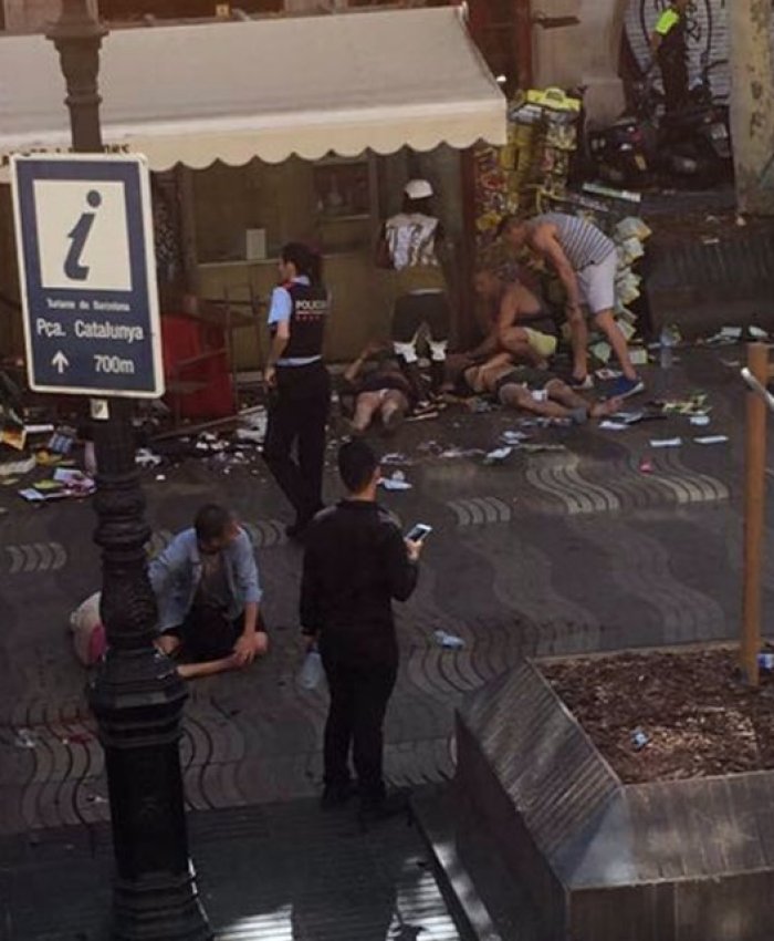 Una camioneta atropelló a varias personas en La Rambla de Barcelona: dos muertos