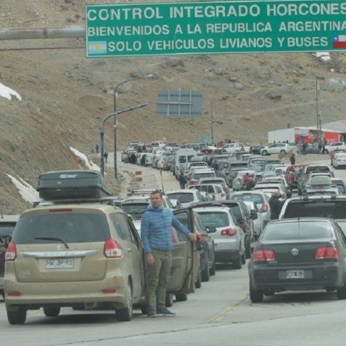 La revolución de la alegria era para Chile: 10 kilómetros de autos chilenos para cruzar a la Argentina de compras