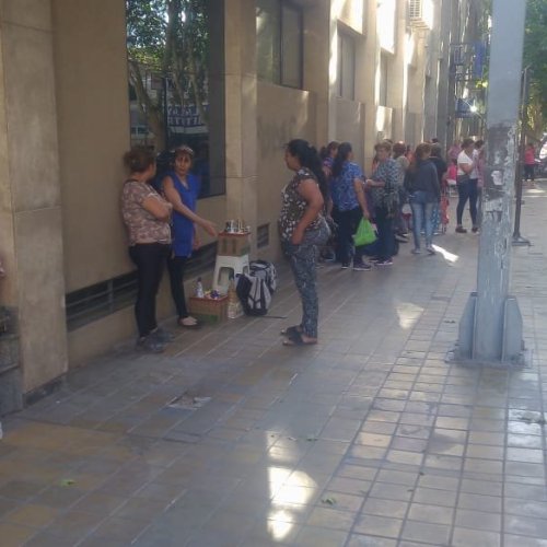 Amas de Casa acampan pidiendo trabajo