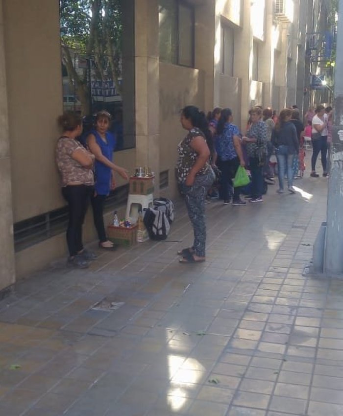 Amas de Casa acampan pidiendo trabajo