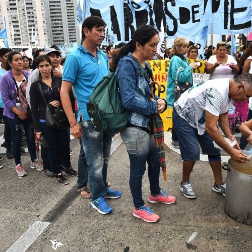 Antes de las elecciones, aumenta un 10 por ciento el salario social