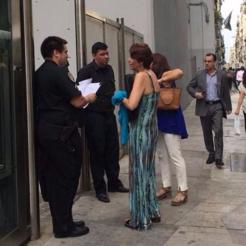 Ajuste: policías y seguridad privada leen la lista de despedidos en la puerta del ENACOM