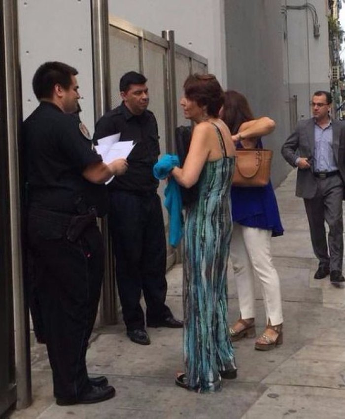 Ajuste: policías y seguridad privada leen la lista de despedidos en la puerta del ENACOM