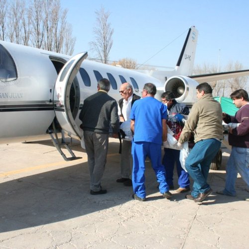 Salud: el nuevo avión sanitario se estrenó con cinco traslados en un día