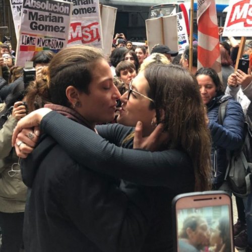 Verguenza judicial: condenaron a un año de prisión en suspenso a la joven que besó a su esposa