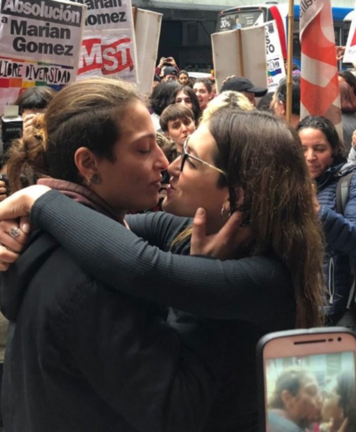 Verguenza judicial: condenaron a un año de prisión en suspenso a la joven que besó a su esposa