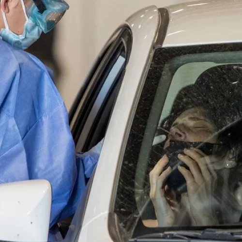 Argentina registra 240 muertes y más de 49 mil casos por COVID-19 en un día