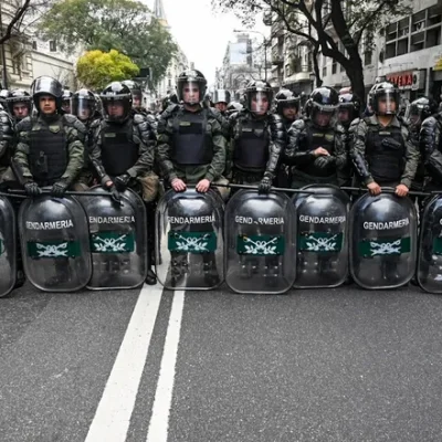 Represión a jubilados por el veto de Milei: hay al menos dos detenidos y 9 heridos