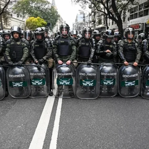 Represión a jubilados por el veto de Milei: hay al menos dos detenidos y 9 heridos