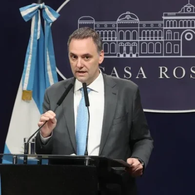 LA LIBERTAD ATRASA: ahora les cobrarían la salud y educación universitaria a extranjeros