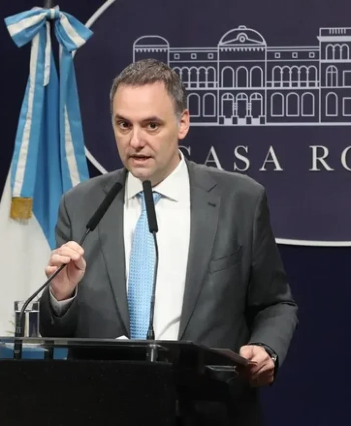 LA LIBERTAD ATRASA: ahora les cobrarían la salud y educación universitaria a extranjeros