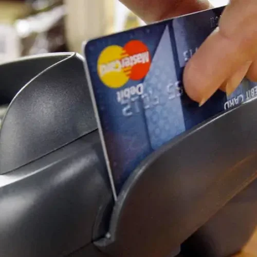 Casi la mitad de los argentinos usa la tarjeta de crédito para comprar comida