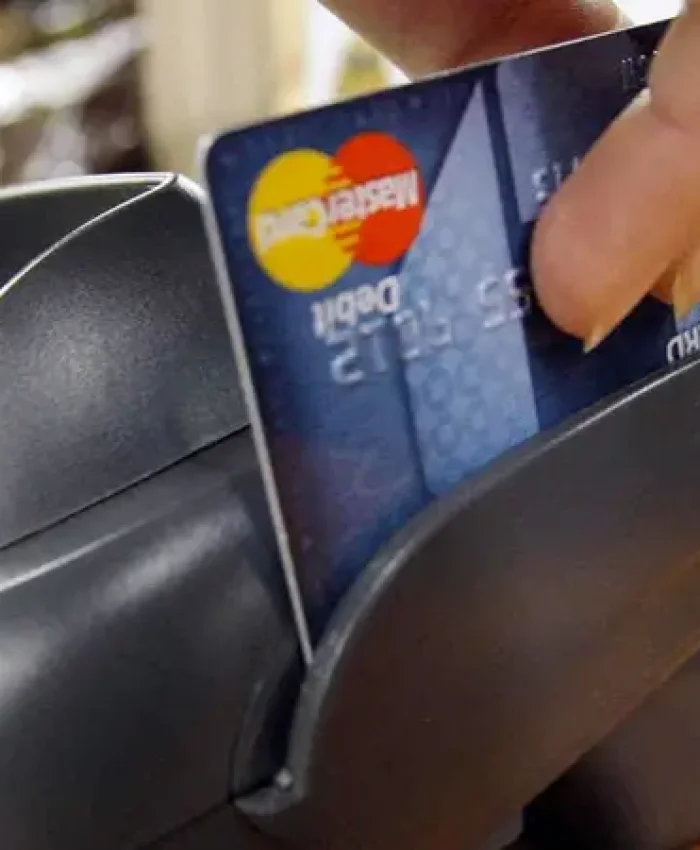 Casi la mitad de los argentinos usa la tarjeta de crédito para comprar comida