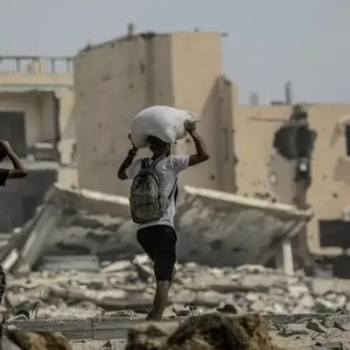 Israel bloquea la ayuda humanitaria a Gaza, mientras la hambruna se intensifica y millones de palestinos sufren