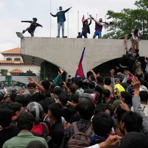 Crisis total en Nepal: prendieron fuego el Parlamento luego de la renuncia del Primer Ministro