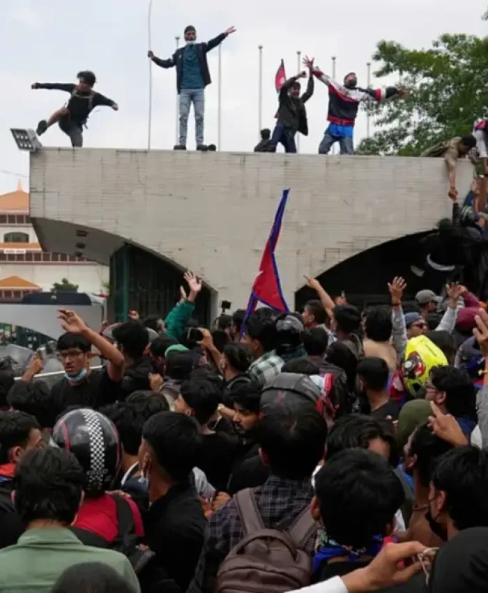 Crisis total en Nepal: prendieron fuego el Parlamento luego de la renuncia del Primer Ministro