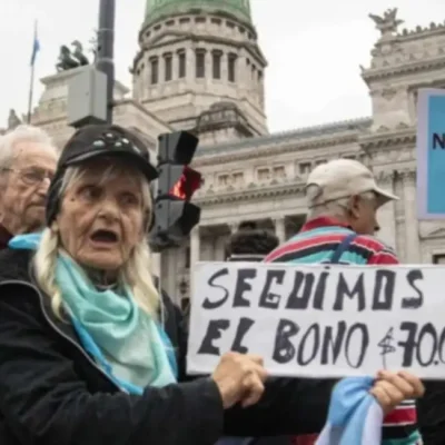 CAIDA LIBRE: el bono para jubilados en diciembre será nuevamente de $70.000, pese a la continua caída de su poder adquisitivo