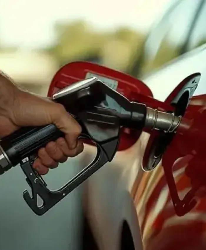 «La Inflación baja» pero aumentan los combustibles: Milei volvió a subir un impuesto que impactará en el surtidor