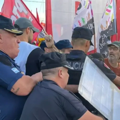 Fuertes enfrentamientos entre la Policía y los manifestantes en las afueras del Congreso