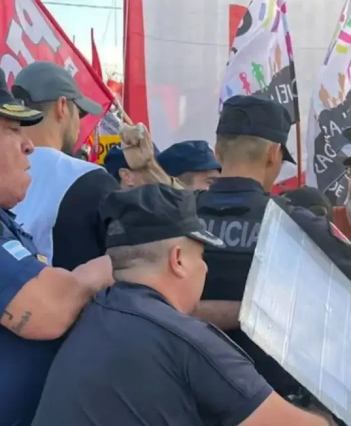 Fuertes enfrentamientos entre la Policía y los manifestantes en las afueras del Congreso