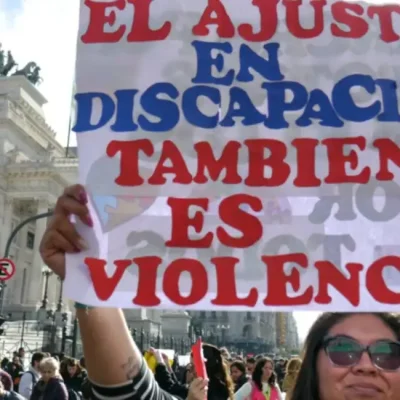 Emergencia en Discapacidad: organizaciones y familiares marcharon al Ministerio de Economía en reclamo de la implementación de la Ley