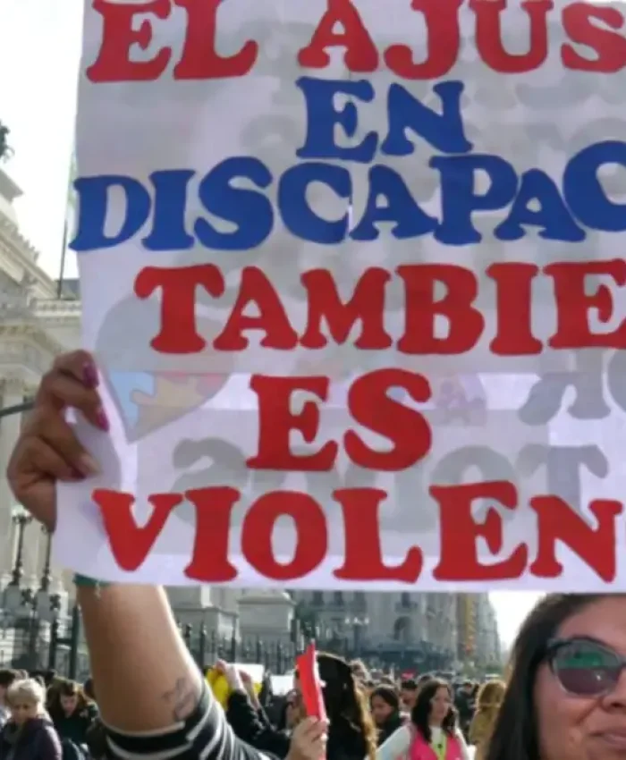 Emergencia en Discapacidad: organizaciones y familiares marcharon al Ministerio de Economía en reclamo de la implementación de la Ley