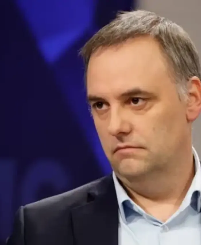 Acorralado y ya sin tiempo, Manuel Adorni admitió haber ocultado USD 500.000 en sus declaraciones juradas: «Ahorramos en negro”