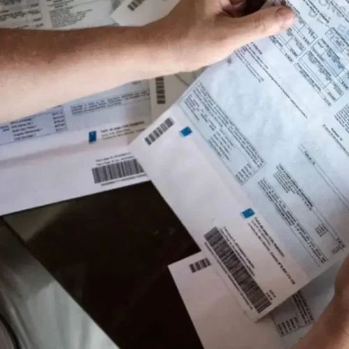LO VOTADO: el Gobierno autorizó aumentos en las tarifas de luz y gas y aplicó una nueva suba de los impuestos a los combustibles