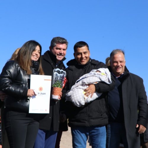 Orrego entregó viviendas a familias de Calingasta