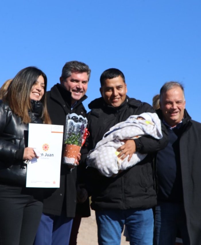 Orrego entregó viviendas a familias de Calingasta