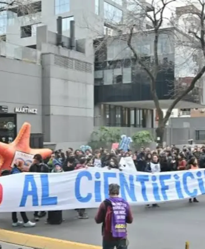 Investigadores del CONICET protestaron contra el Gobierno por el riesgo de 400 despidos en el Polo Científico