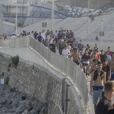 Crisis en España: irrumpieron unos 60.000 inmigrantes ilegales en Ceuta y hay 43 muertos