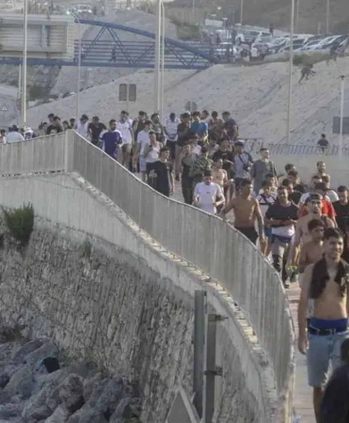Crisis en España: irrumpieron unos 60.000 inmigrantes ilegales en Ceuta y hay 43 muertos