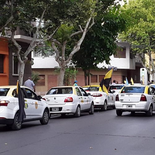 San Juan ameneció movilizada y cortada: a los reclamos de los vecinos de Rawson por falta de agua, se sumaron los taxistas en reclamo por ajustes de las empresas y el no blanqueo de empleados