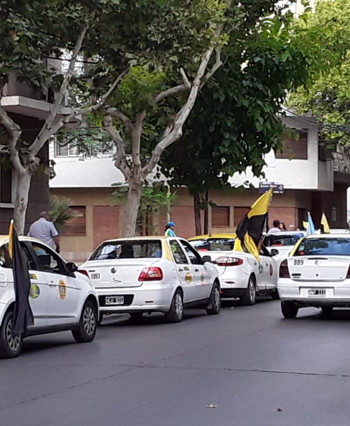 San Juan ameneció movilizada y cortada: a los reclamos de los vecinos de Rawson por falta de agua, se sumaron los taxistas en reclamo por ajustes de las empresas y el no blanqueo de empleados
