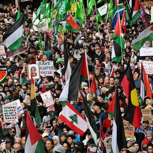 Miles de personas marcharon en Sídney y París en apoyo a Palestina