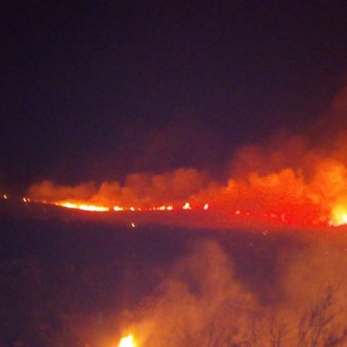 Alerta: descomunal incendio amenaza varios puestos de Jáchal