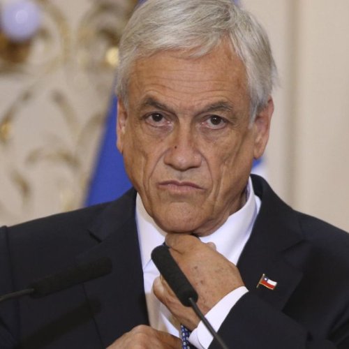 BAS08. BUENOS AIRES (ARGENTINA) 26/04/2018.- El presidente chileno, Sebastián Piñera, participa junto a su homólogo argentino, Mauricio Macri (fuera de cuadro), durante una rueda de prensa conjunta hoy, jueves 26 de abril de 2018, en la Casa Rosada en Buenos Aires (Argentina). Macri y Piñera mantendrán una reunión bilateral que busca reforzar la relación entre ambos países vecinos y tratar otros asuntos de la agenda global. EFE/David Fernández