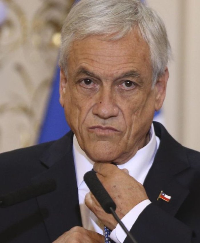 BAS08. BUENOS AIRES (ARGENTINA) 26/04/2018.- El presidente chileno, Sebastián Piñera, participa junto a su homólogo argentino, Mauricio Macri (fuera de cuadro), durante una rueda de prensa conjunta hoy, jueves 26 de abril de 2018, en la Casa Rosada en Buenos Aires (Argentina). Macri y Piñera mantendrán una reunión bilateral que busca reforzar la relación entre ambos países vecinos y tratar otros asuntos de la agenda global. EFE/David Fernández