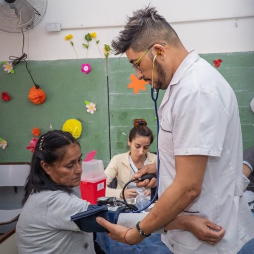 La Mesa de Responsabilidad Social acerca prevención y atención médica a 25 de Mayo