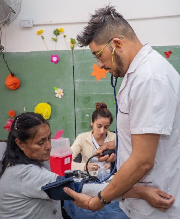 La Mesa de Responsabilidad Social acerca prevención y atención médica a 25 de Mayo