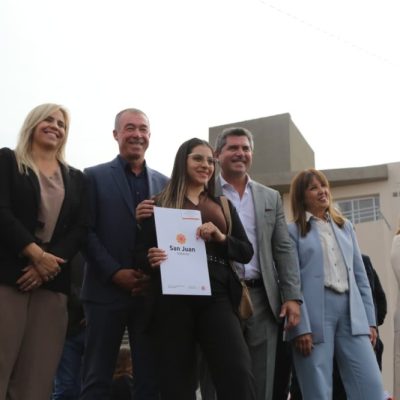 El gobernador Orrego entregó 260 viviendas en Capital