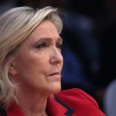 La francesa Le Pen condenada a cuatro años de cárcel y expulsada del cargo tras condena por malversación de fondos