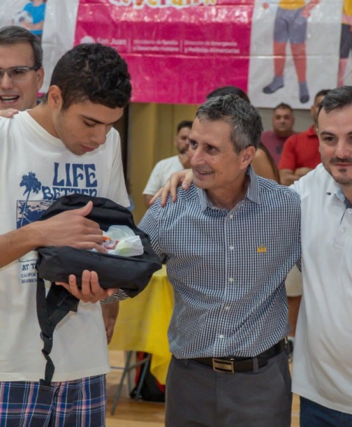 Los participantes de las Colonias de Verano en Rawson recibieron sus kits escolares