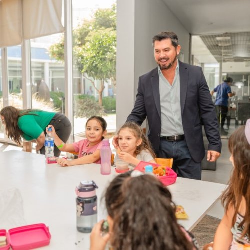 El gobernador participó de la apertura de Vacacionarte, la colonia de arte del Museo Franklin Rawson