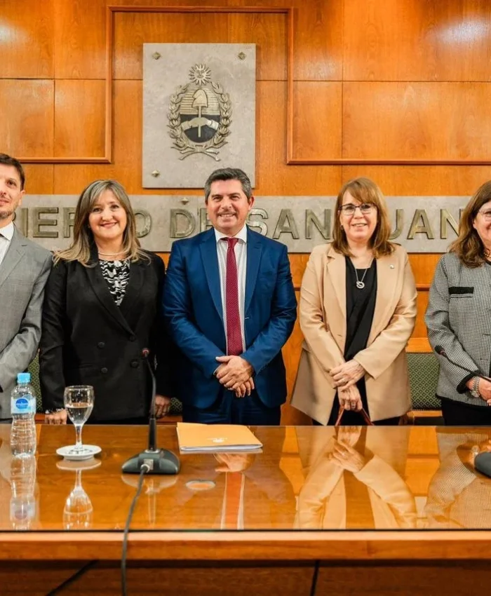 El gobernador anunció el lanzamiento de aulas tecnológicas para potenciar la educación en 5 departamentos
