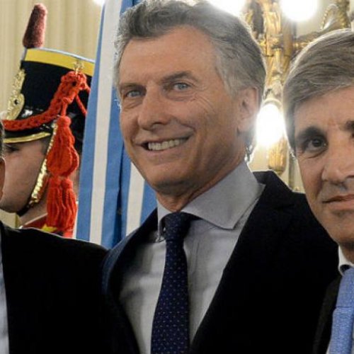 Desconfianza: el gabinete económico tiene la mitad de su dinero en el exterior